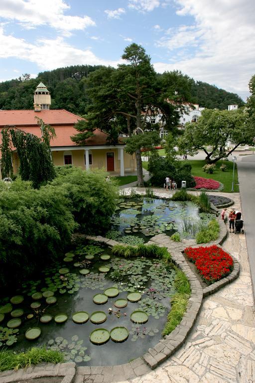 Hotel Ensana Jalta Piest'any Esterno foto