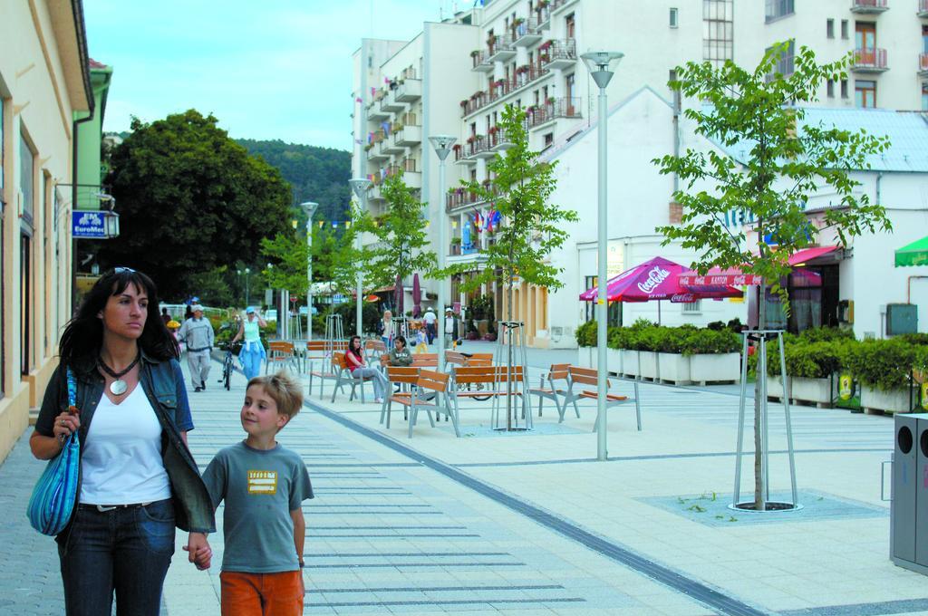Hotel Ensana Jalta Piest'any Esterno foto