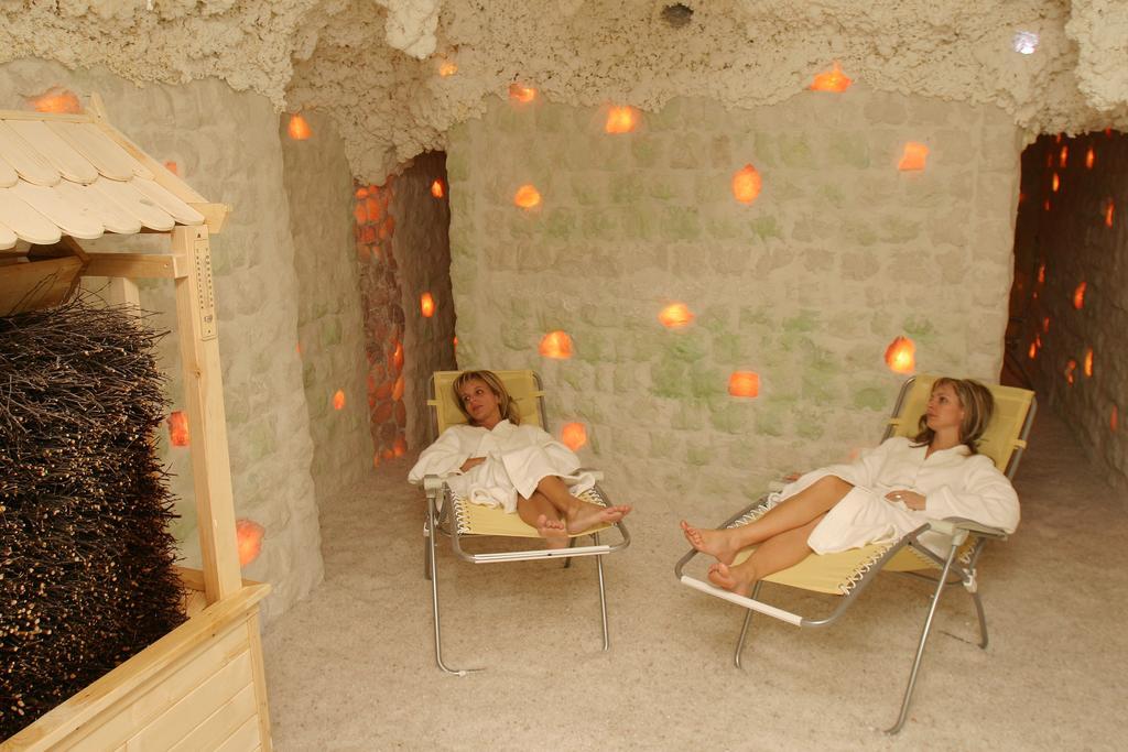Hotel Ensana Jalta Piest'any Esterno foto