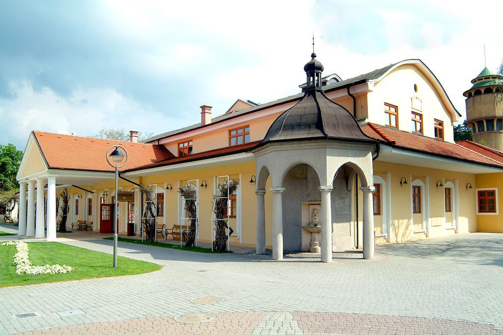 Hotel Ensana Jalta Piest'any Esterno foto