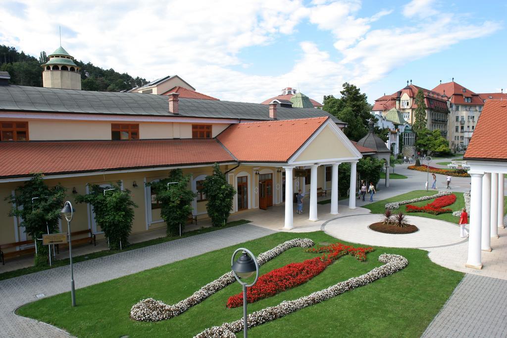 Hotel Ensana Jalta Piest'any Esterno foto