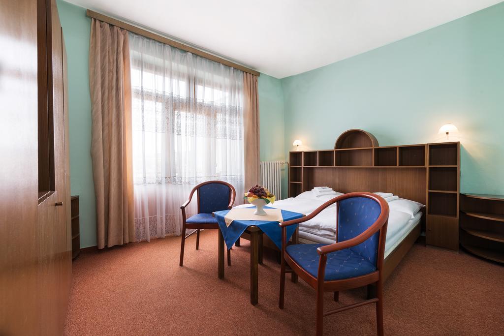 Hotel Ensana Jalta Piest'any Esterno foto