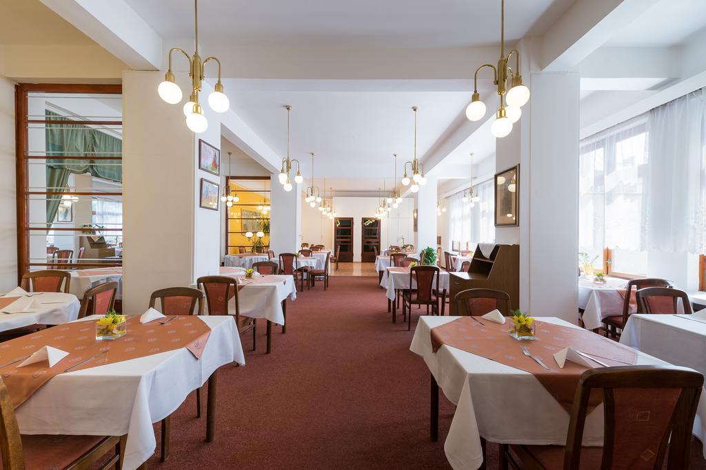 Hotel Ensana Jalta Piest'any Esterno foto
