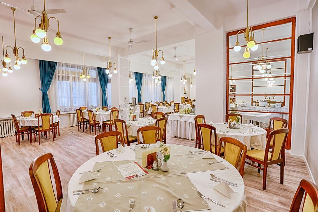 Hotel Ensana Jalta Piest'any Esterno foto
