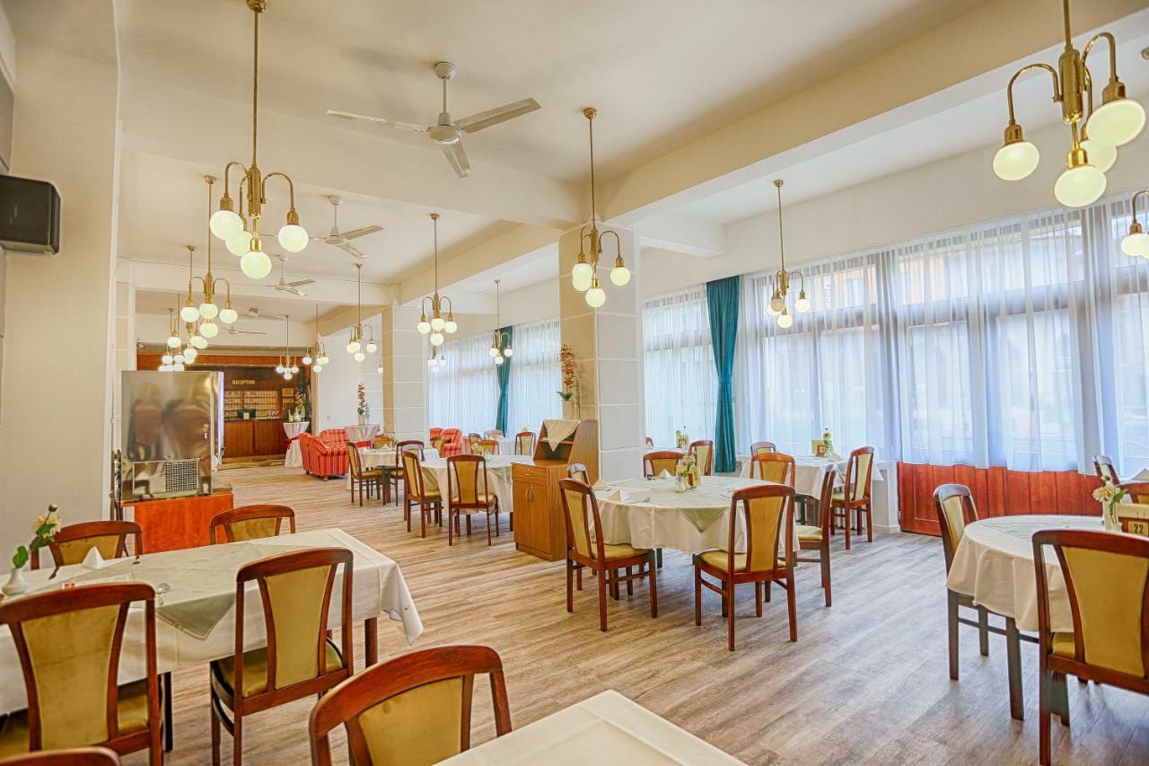 Hotel Ensana Jalta Piest'any Esterno foto