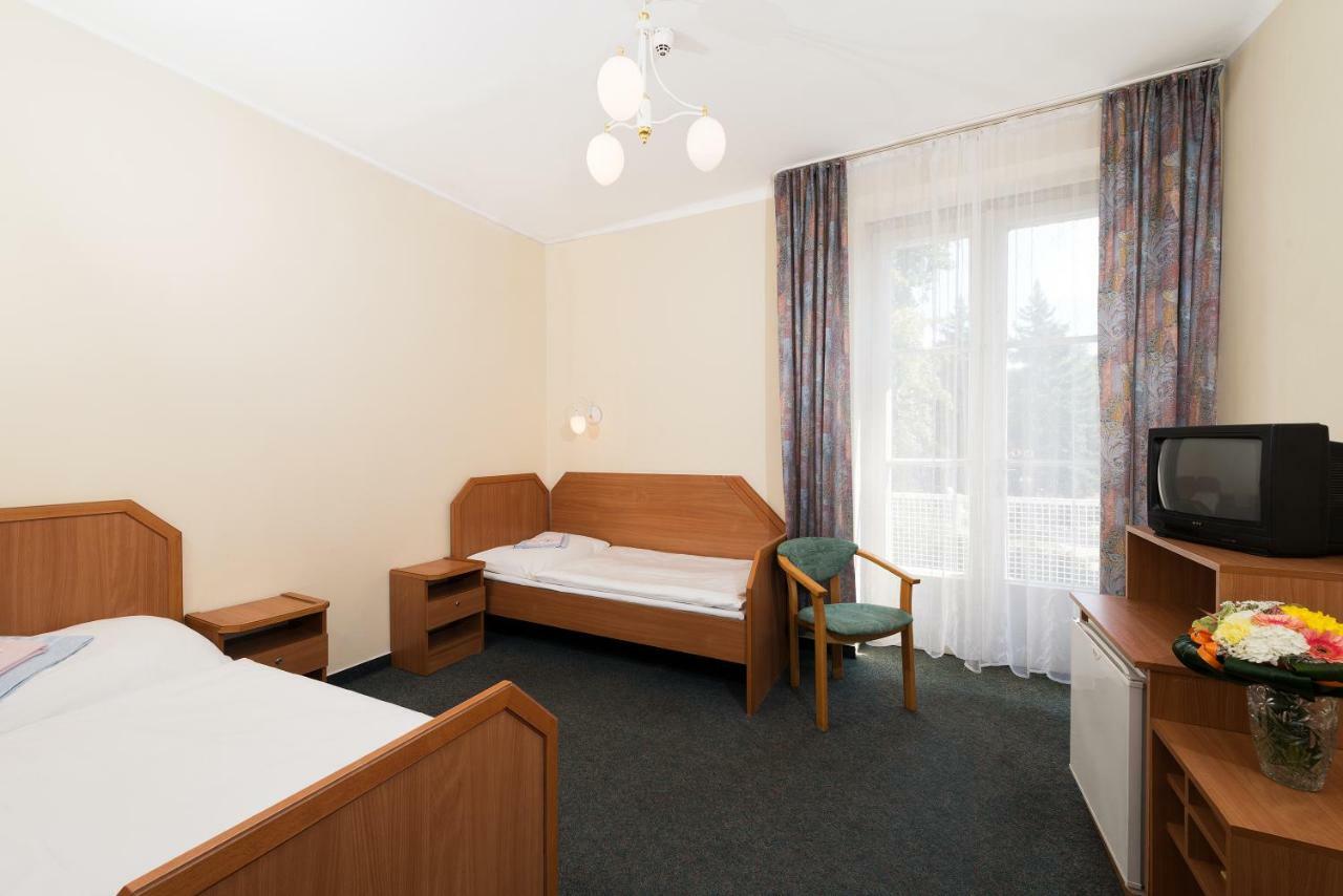 Hotel Ensana Jalta Piest'any Esterno foto